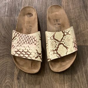 Women's Birkis Birkenstock Slides size 37 / 240  / 6.5-7. excellent condition